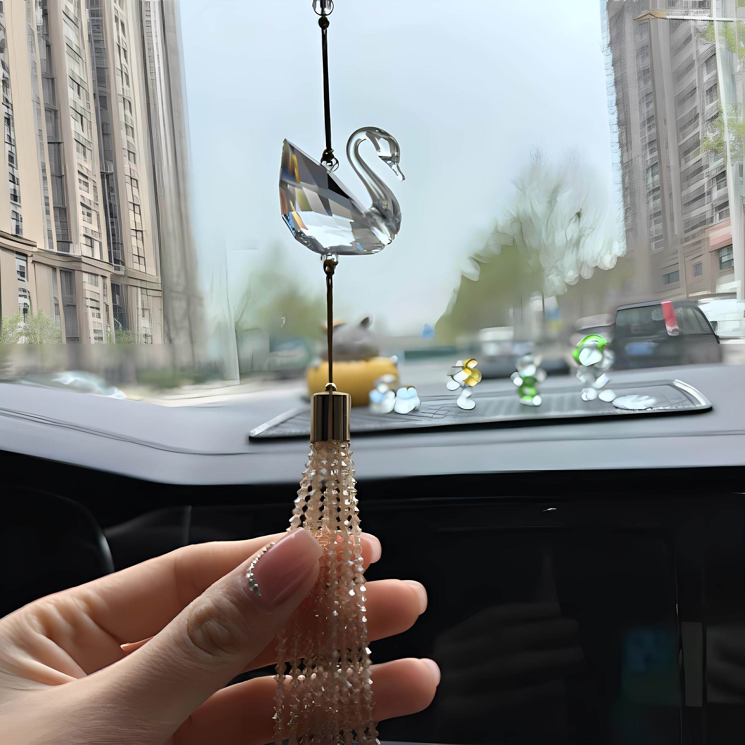 汽车挂件2025新款高档水晶天鹅挂件车载吊坠女生高级感车内挂饰品