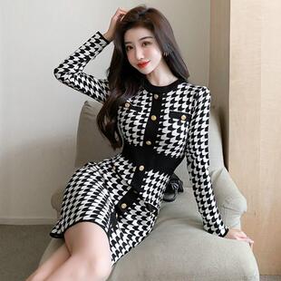 法式覆古针织连衣裙女秋冬修身气质单排扣千鸟格收腰毛衣打底裙子