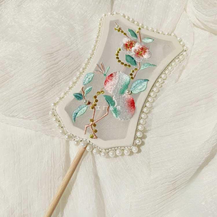 鲸鹿琵琶扇桃子玉如意刺绣长柄团扇拍照道具珍珠团扇走秀汉服配饰
