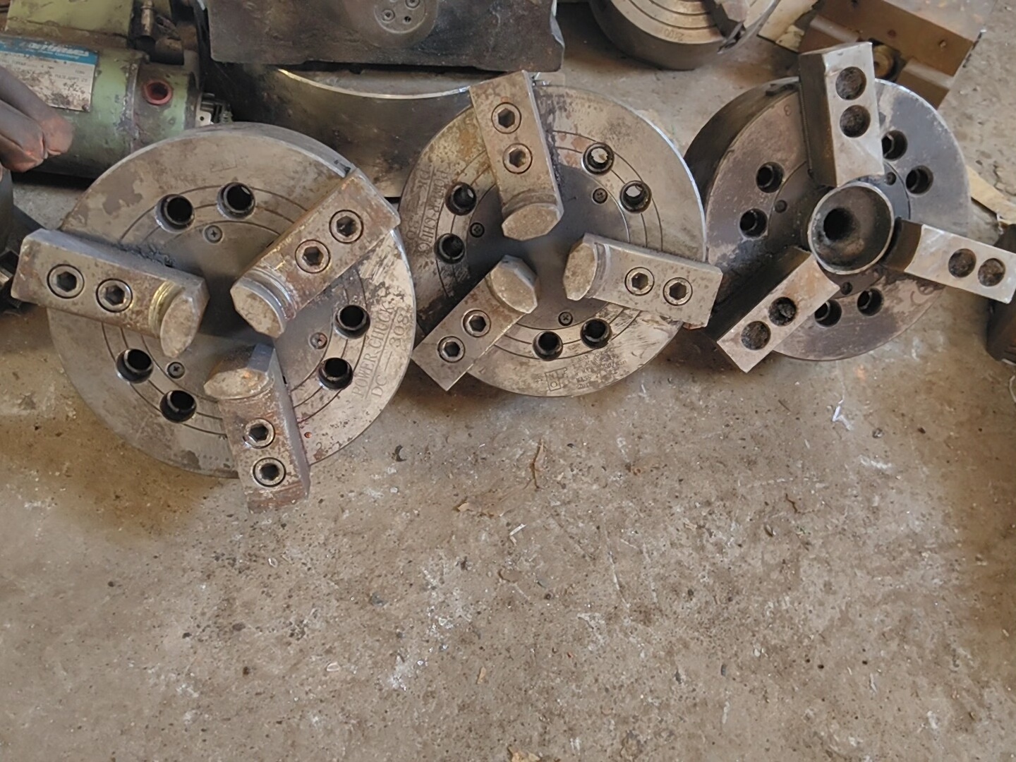 8寸中实液压卡盘，功能正常，拆机货，有间隙，标价是一台价格，