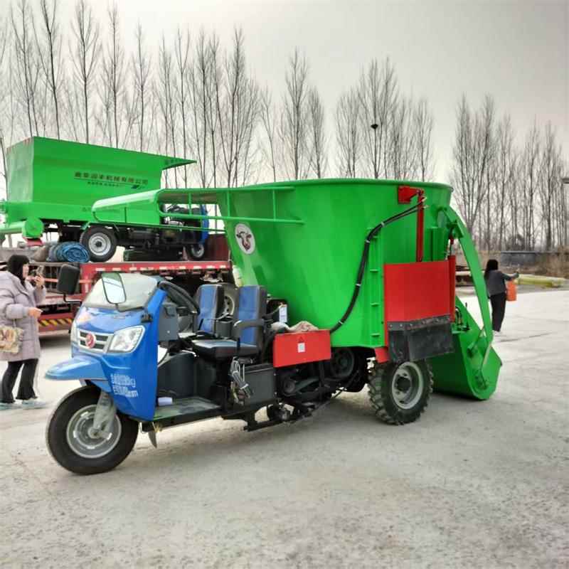柴油三轮搅拌投料一体车机械化养牛撒料车草料五立方饲喂抛撒车