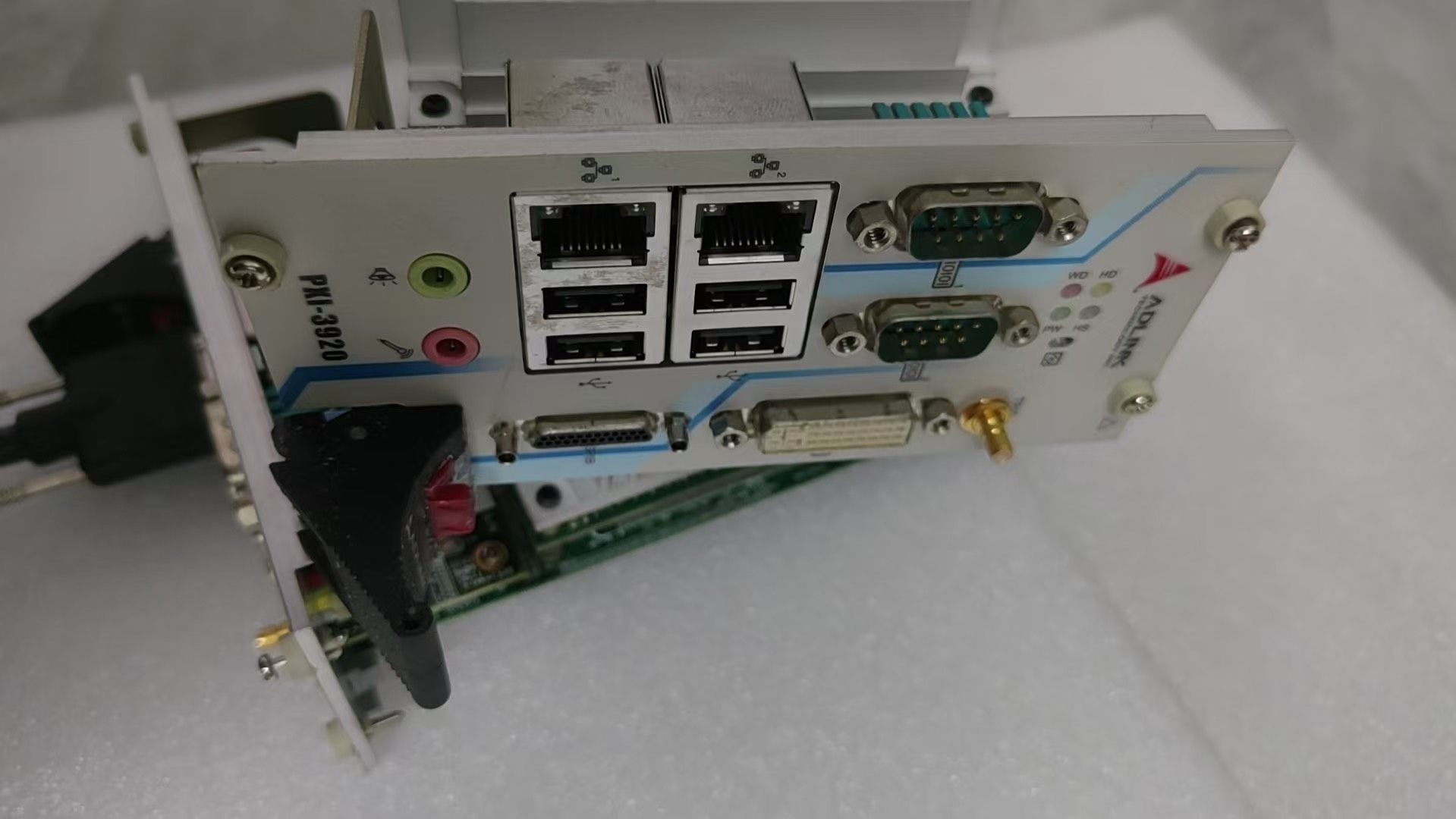 ADLINK PXI-3920嵌入式控制器 实物如图 功能完