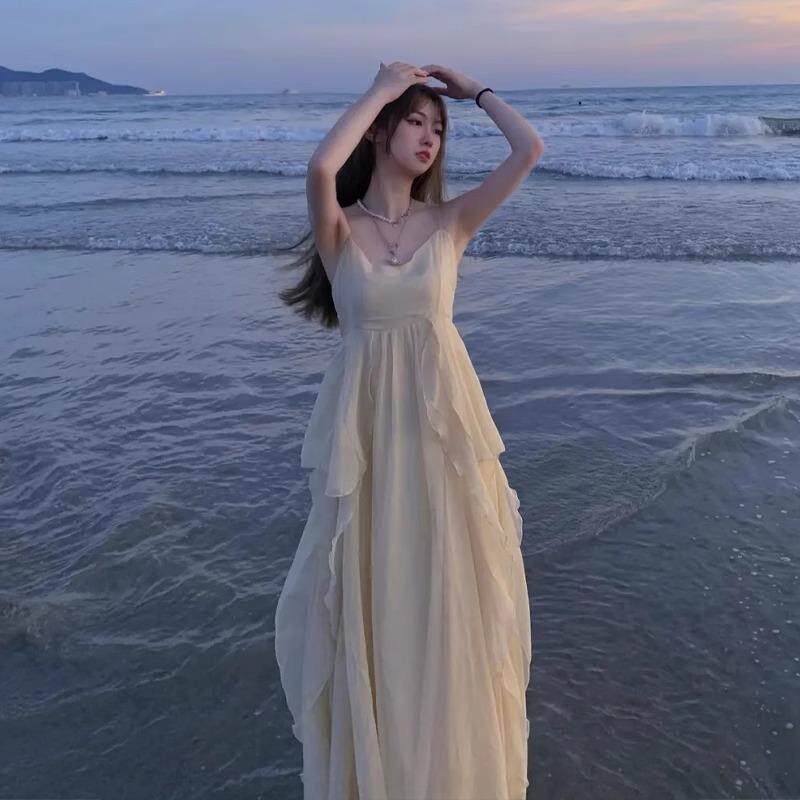 香港轻奢海边度假仙女裙收腰吊带连衣裙女春夏新款三亚甜美沙滩过