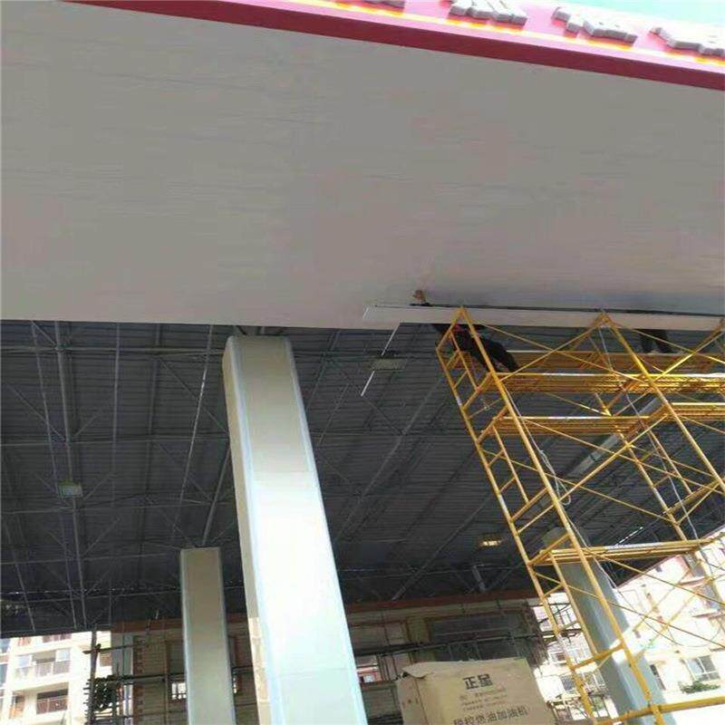 加油站吊顶300宽铝扣板 条形铝扣板6米长高边条扣板