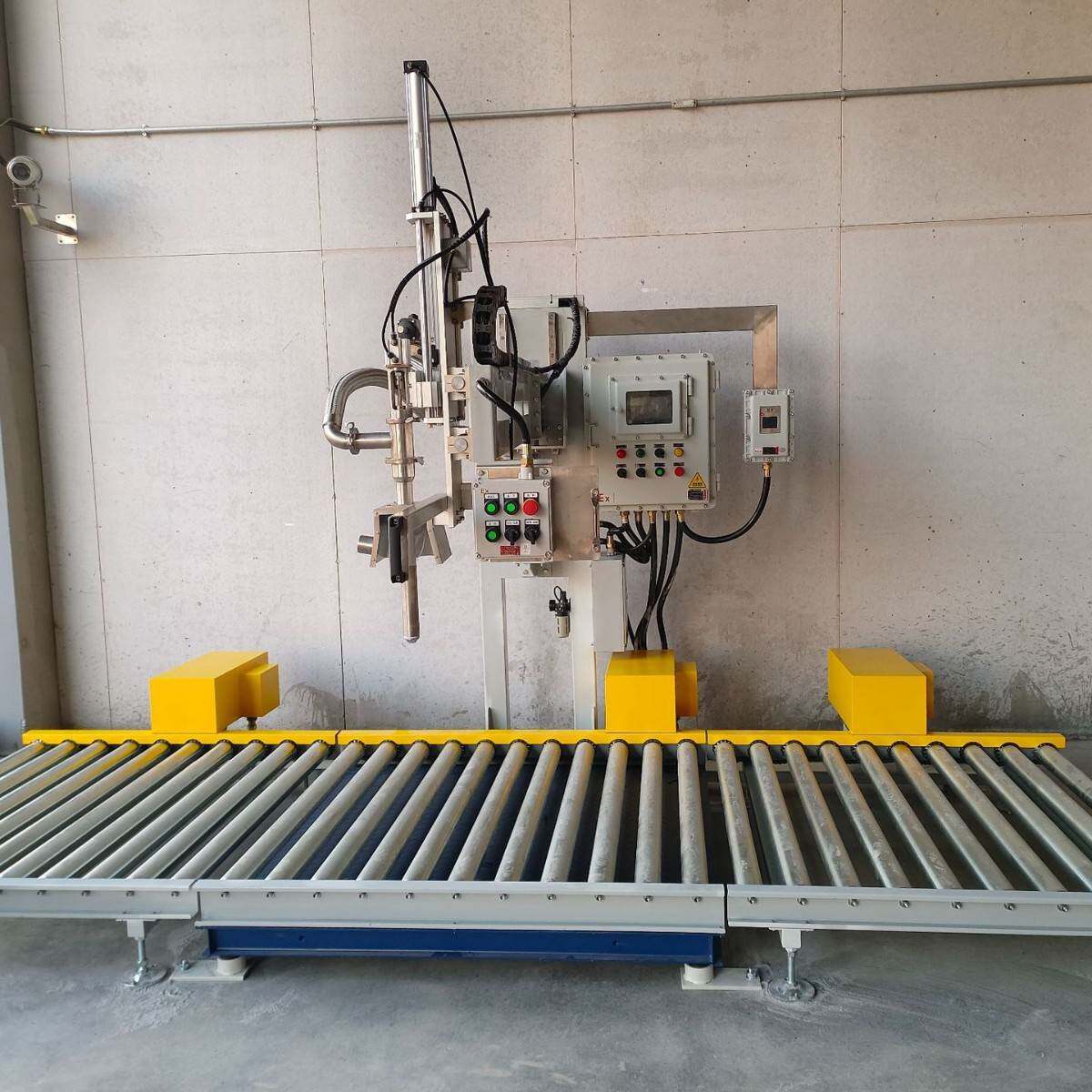 摇臂式4桶200L液体灌装机I吨桶共用定量称重设备精度高适用广