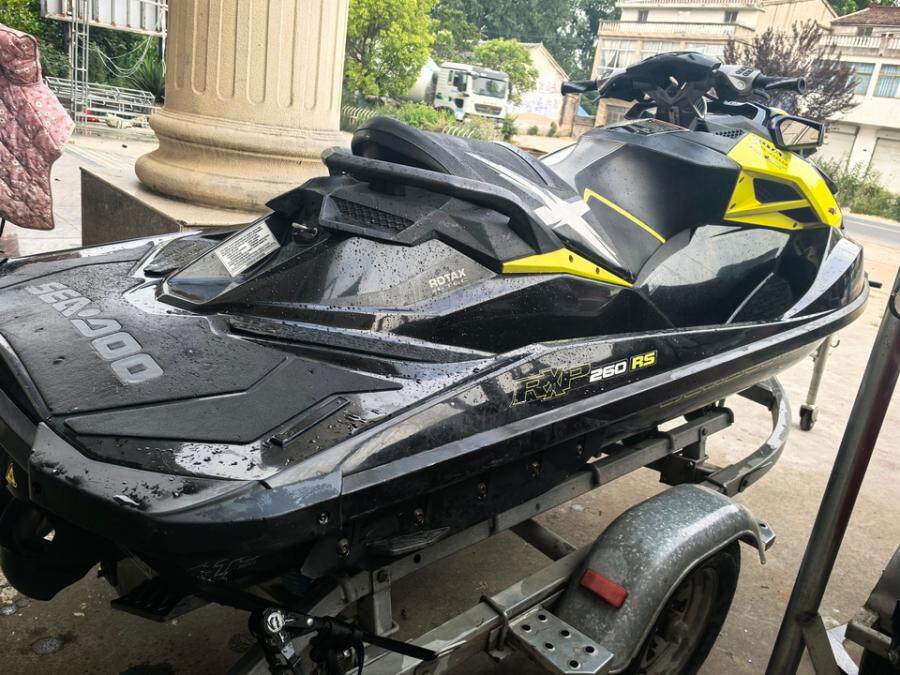 2020年庞巴迪rxp260摩托艇，黑黄配色，外观成色新