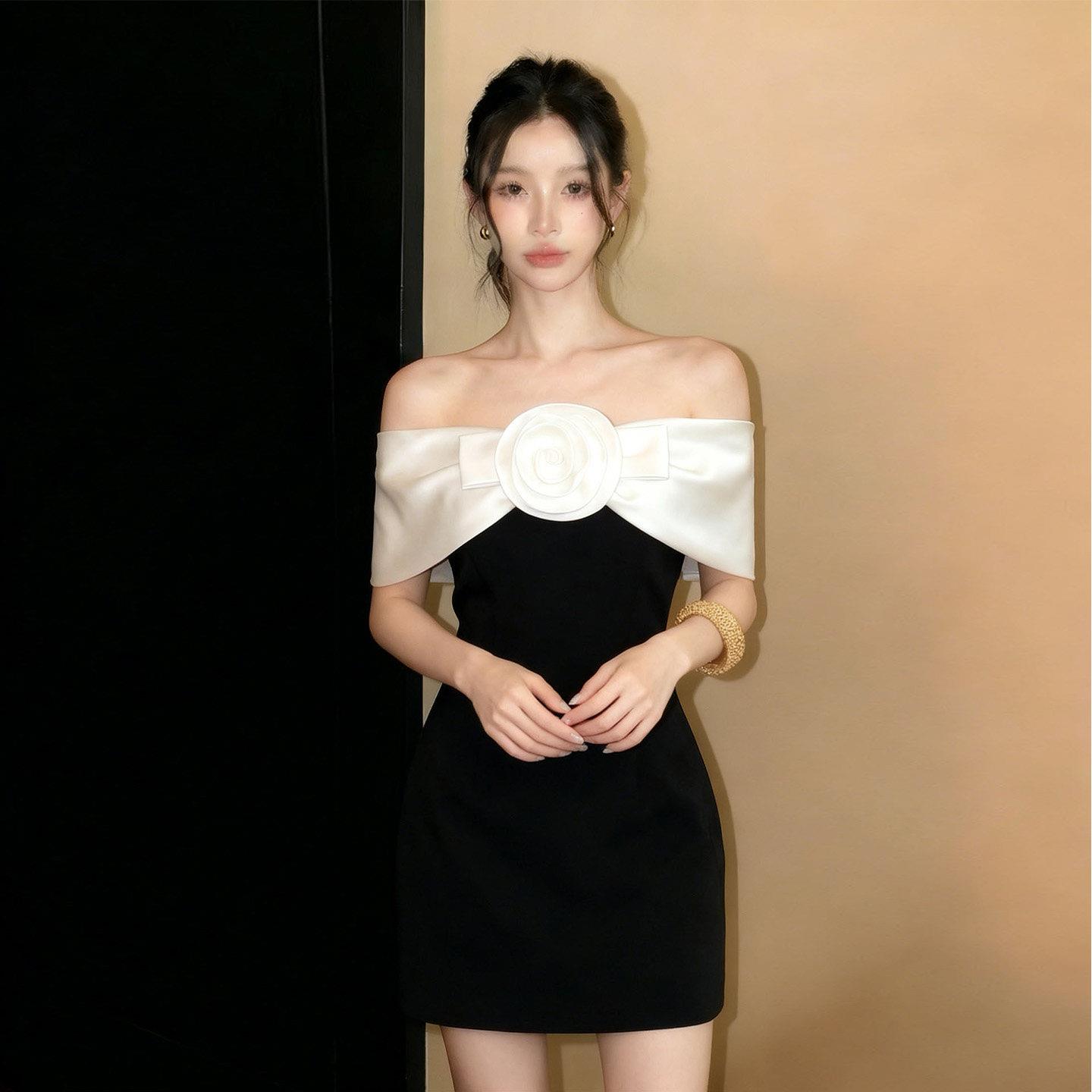 千金风一字肩黑白撞色玫瑰花朵装饰连衣裙女包臀短裙宴会礼服气质
