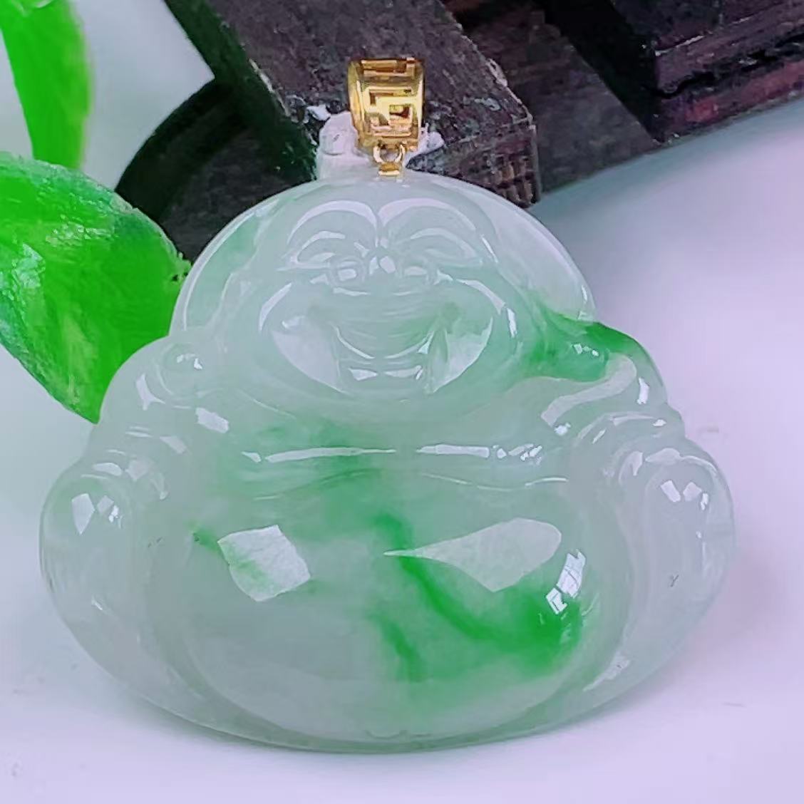 缅甸天然真品翡翠18k金扣头冰飘绿花高端精品珠宝闪拍佛公玉吊坠