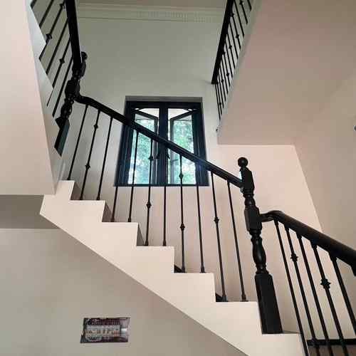 别墅铁艺楼梯扶手室内护栏实木栏杆橡木定制覆式简约家用护栏柱子