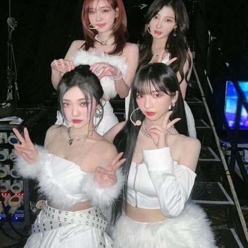 白色毛毛爵士舞服韩团打歌服 aespa宁艺卓同款舞台装