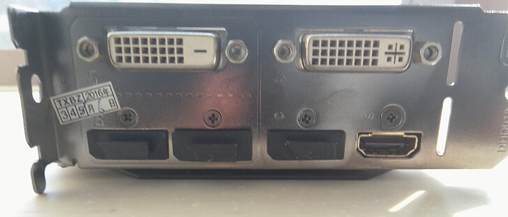 两个 DVI, 三个 DP, 一个 HDMI