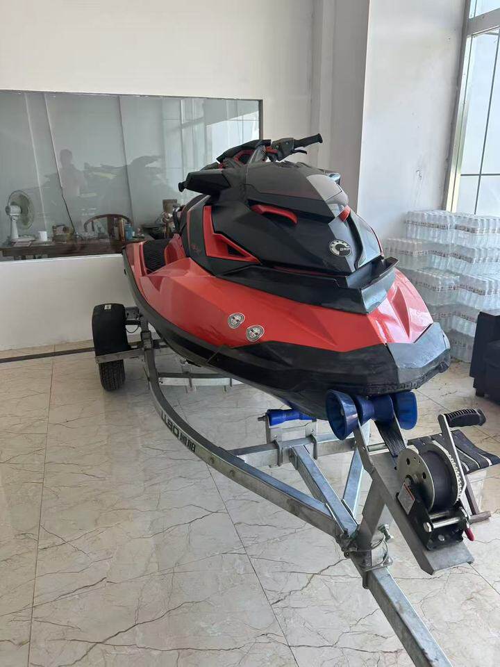 18年下水庞巴迪RXP300摩托艇带拖车无手续正常使用