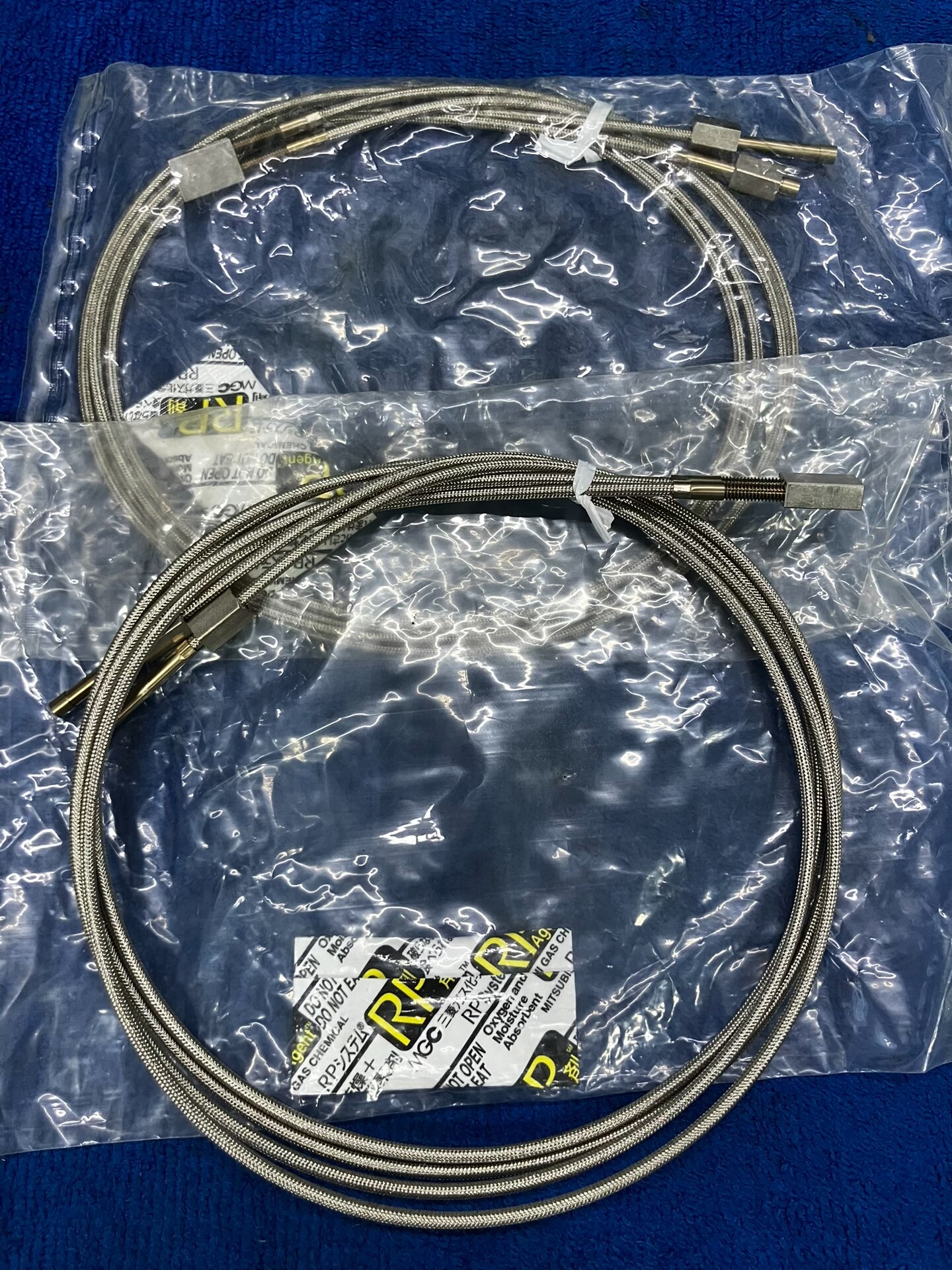 双线光纤 一端为方头 另一端为M5内螺纹螺丝接口 实物图