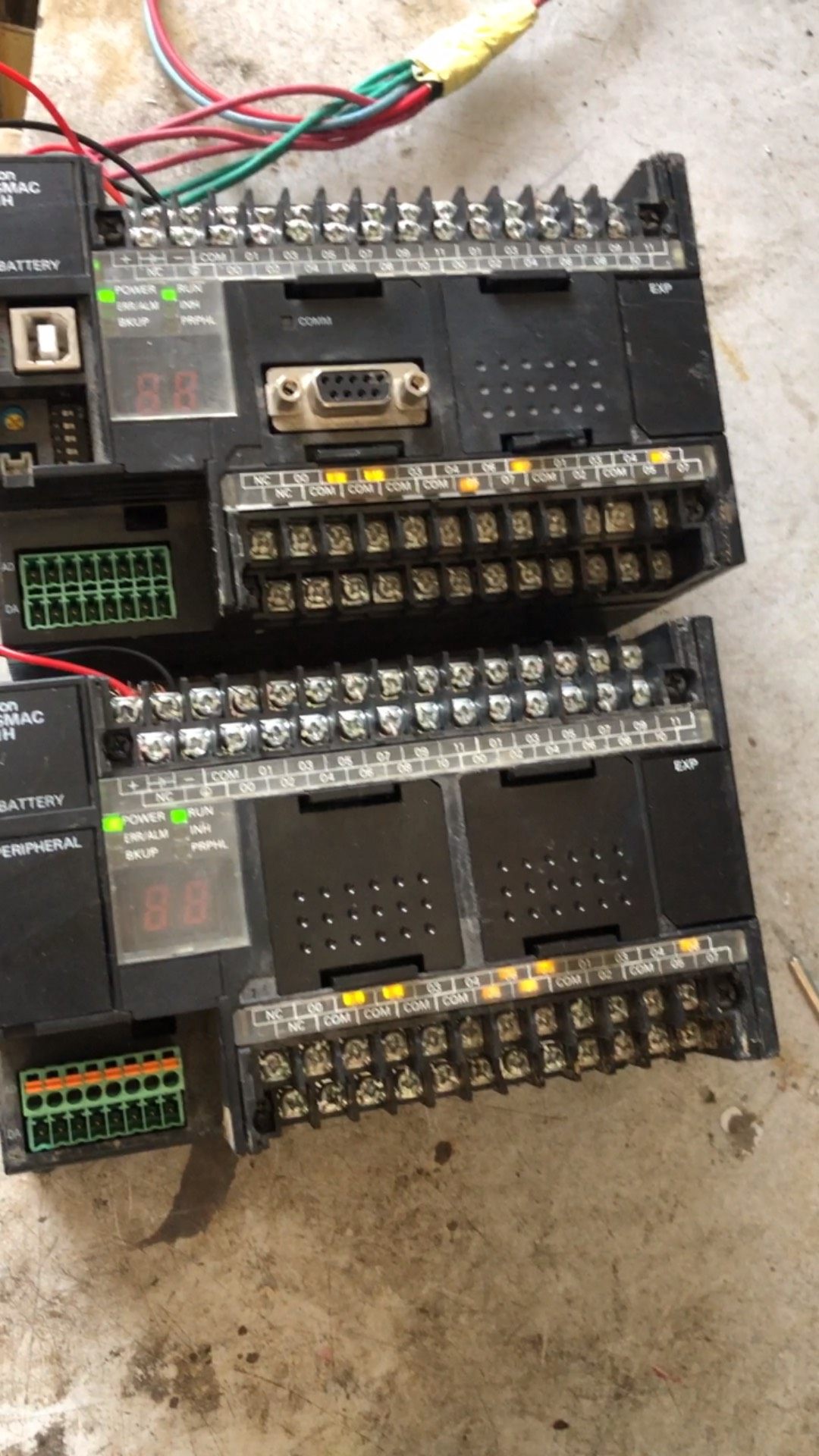 欧姆龙plc两个上电如图外壳如图没破损运费到付打包一起两个一