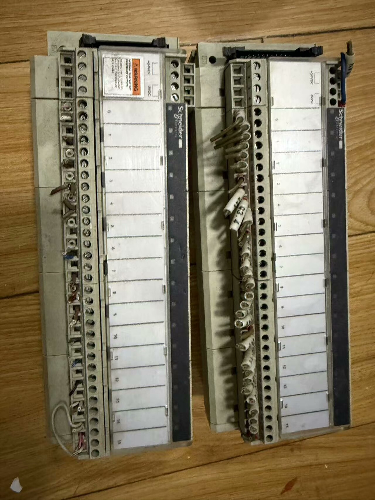 施耐德PLC ABE7-R16S210，共两块，功能包好，成