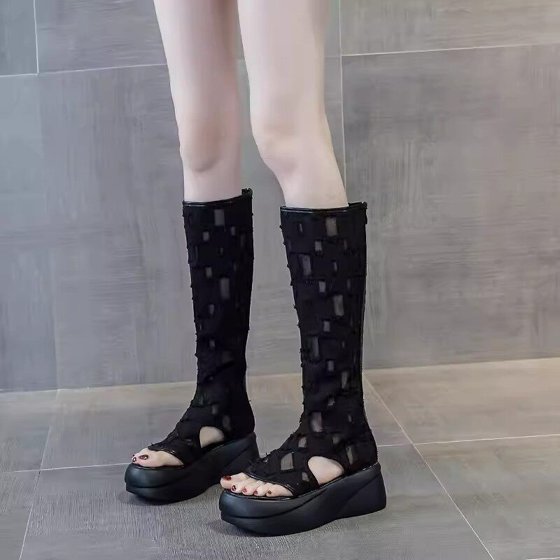 QVU~品牌专柜！厚底露趾高筒靴女夏季镂空松糕底轻便透气夹趾长靴