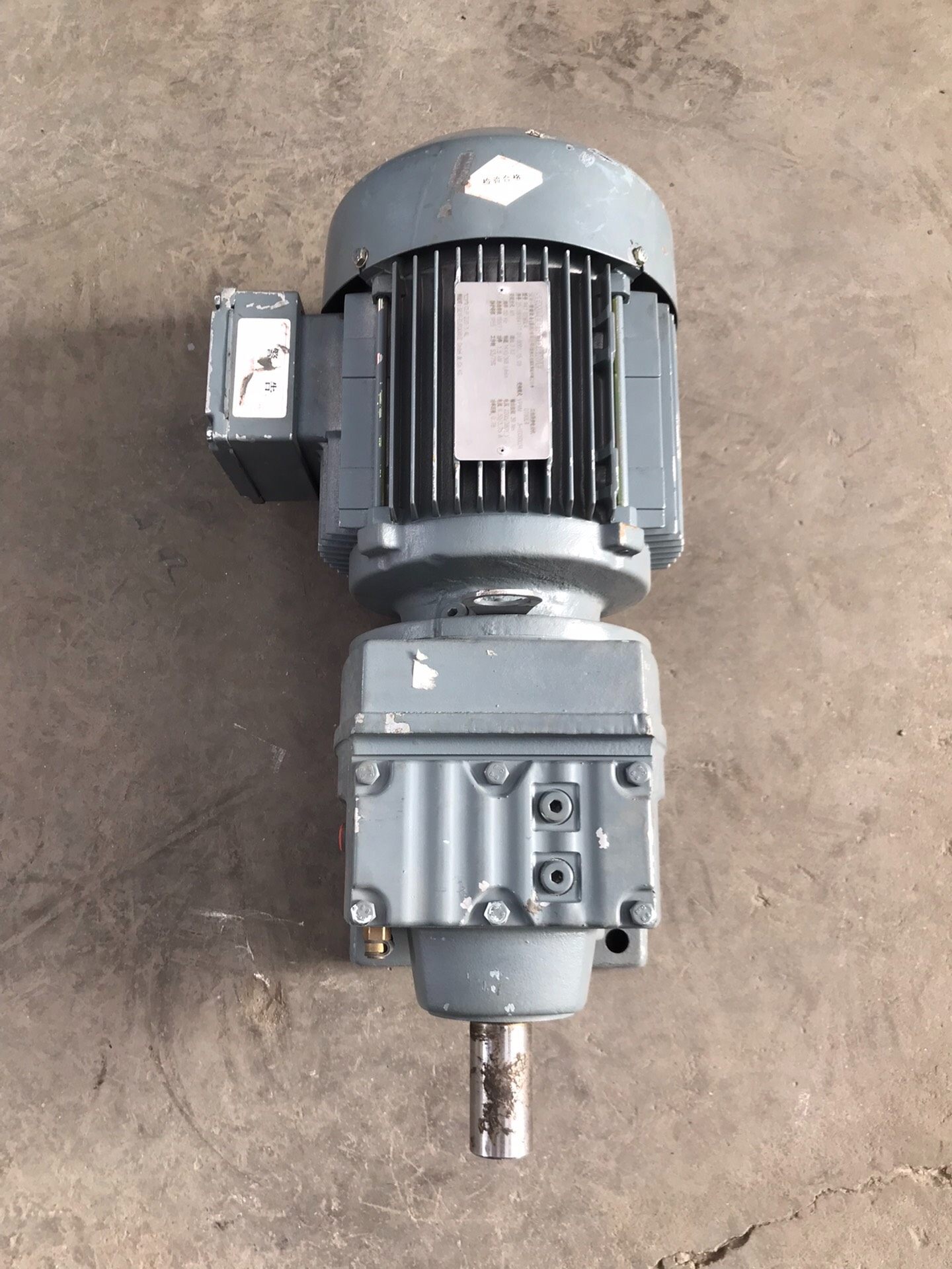 一台全新没有使用过的sew卧式直轴齿轮减速机，R47 DT9