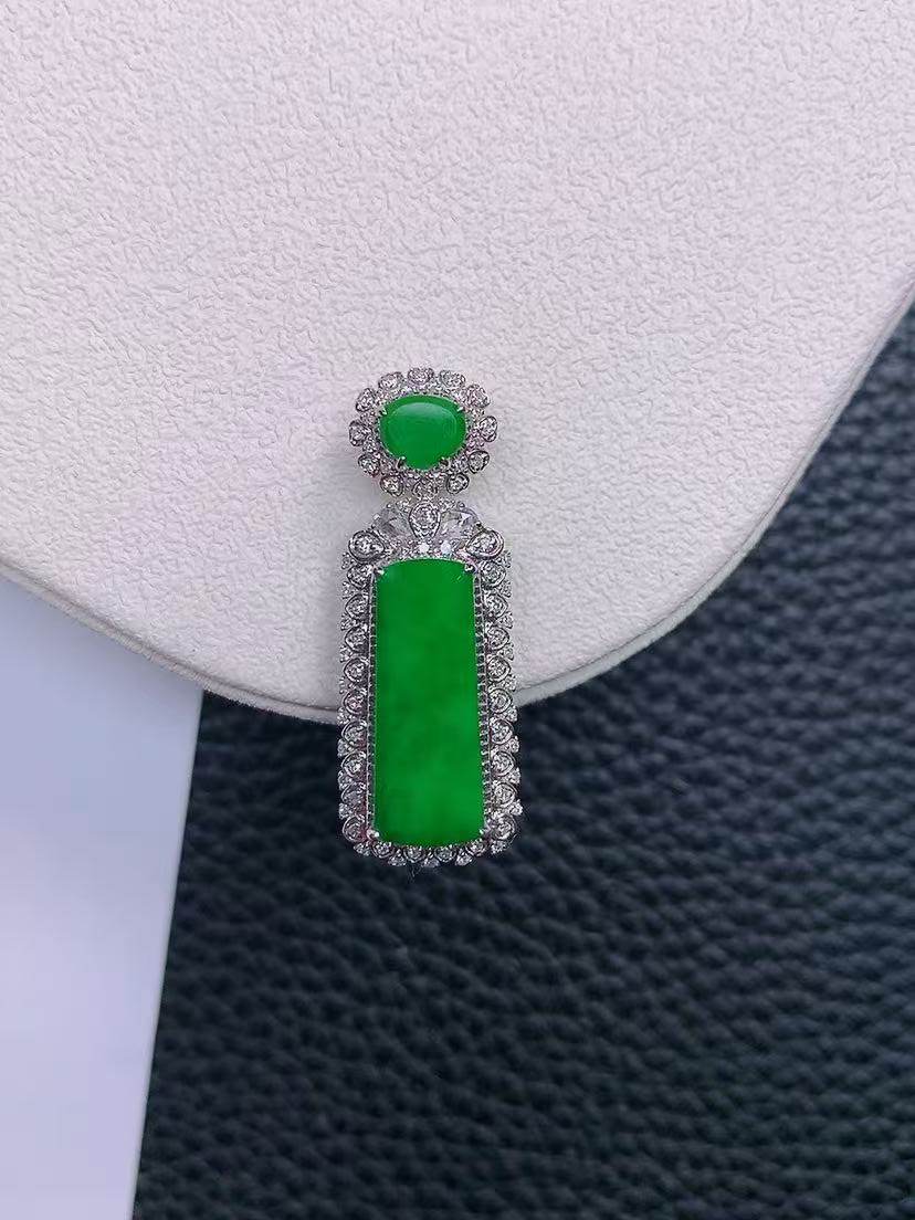 天然真品翡翠正品 水润细腻气质18k金镶嵌冰阳绿满阳色无事牌吊坠