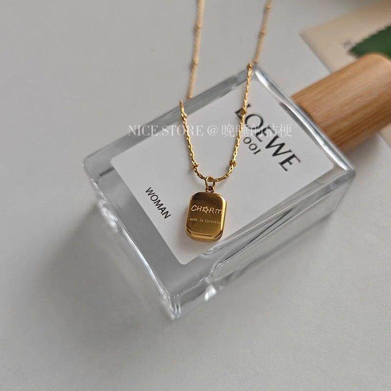 2025新款网红方形字母金色项链轻奢小众设计感百搭舒适