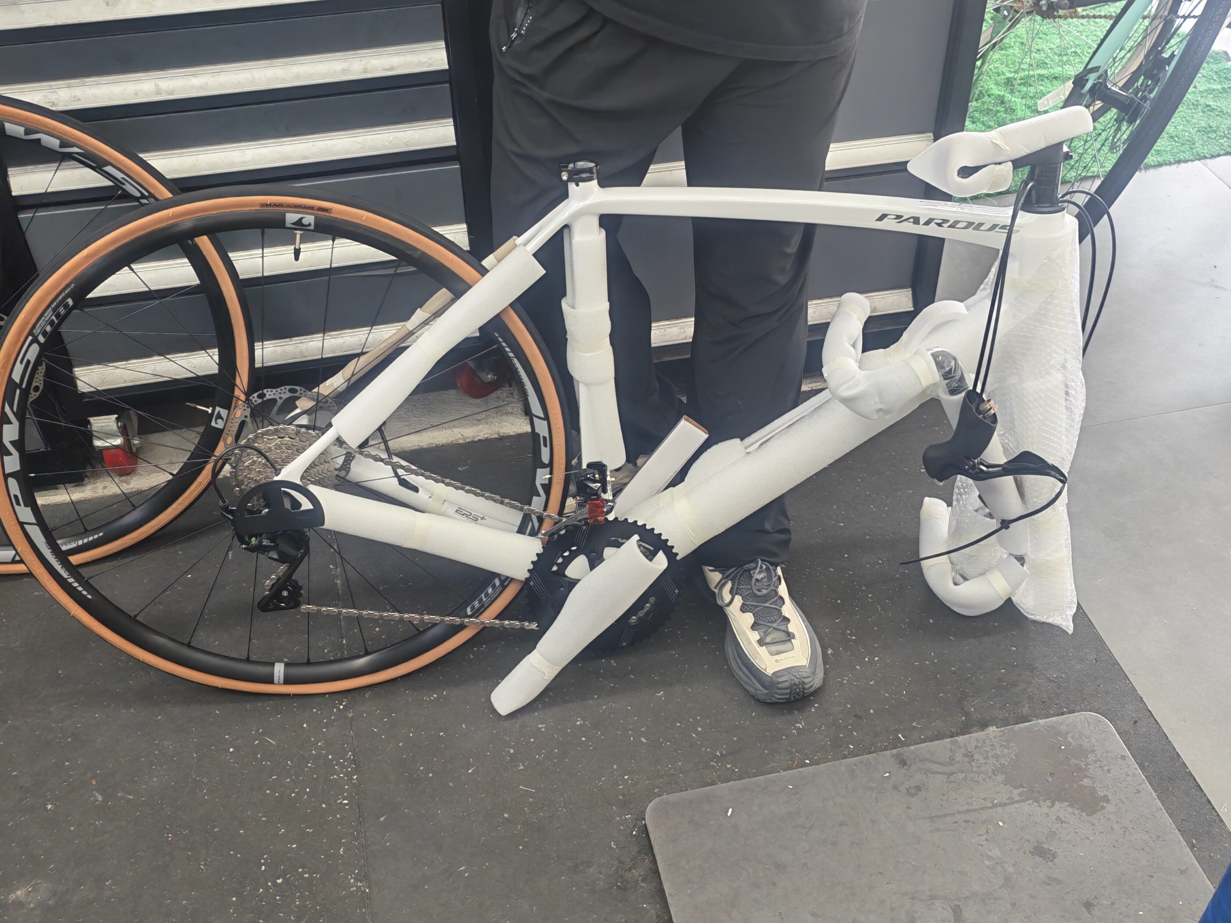 Карбоновый шоссейный велосипед PARDUS Super Sport Shimano 105 дисковые тормоза внутренняя проводка эндуранс photo review