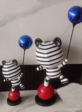 现简约网代红条纹熊熊摆球件客厅电视柜玄关通气杂技熊落地雕卡塑