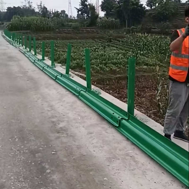 喷塑波形护栏 绿色防撞护栏 三波双波两波护栏板 道路防撞栏杆