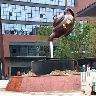 大型悬空流水天壶茶壶雕塑定制玻璃钢户外茶楼装 饰景观喷泉摆件