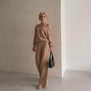 Wearing two sets of diagonal shoulder knitting to make