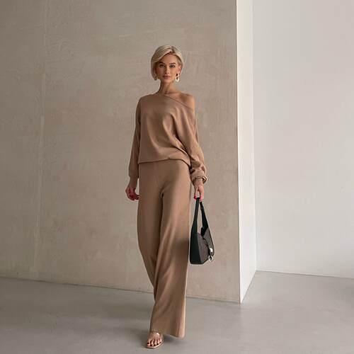 Wearing two sets of diagonal shoulder knitting to make