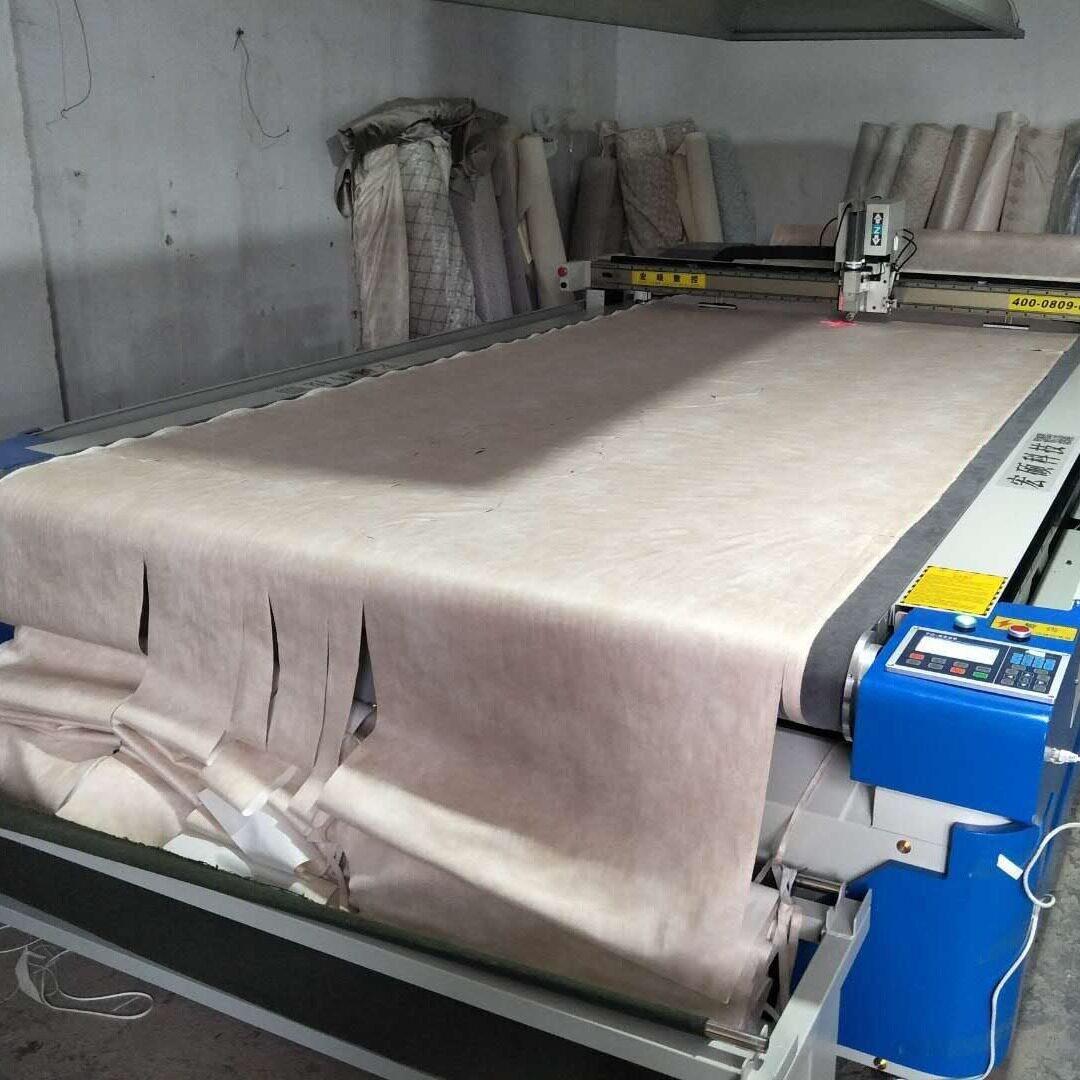 服装厂缝前设备送料裁布裁床电脑智能控制裁剪雕刻智能裁剪全自动