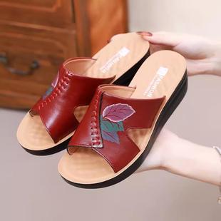 真皮软底防滑凉休闲 女2坡跟鱼口凉鞋 中老年妈 皮拖鞋 高档205夏季