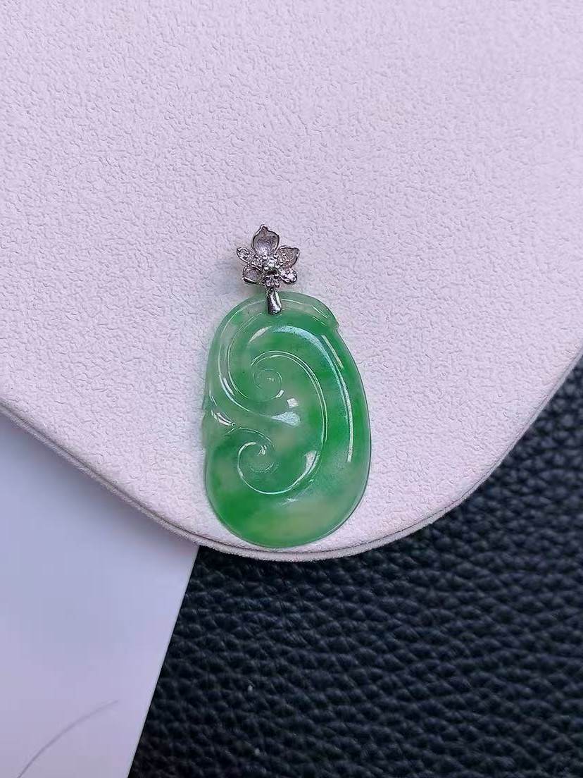 天然真品翡翠正品 水润细腻气质18k金镶嵌冰阳绿满阳色如意吊坠