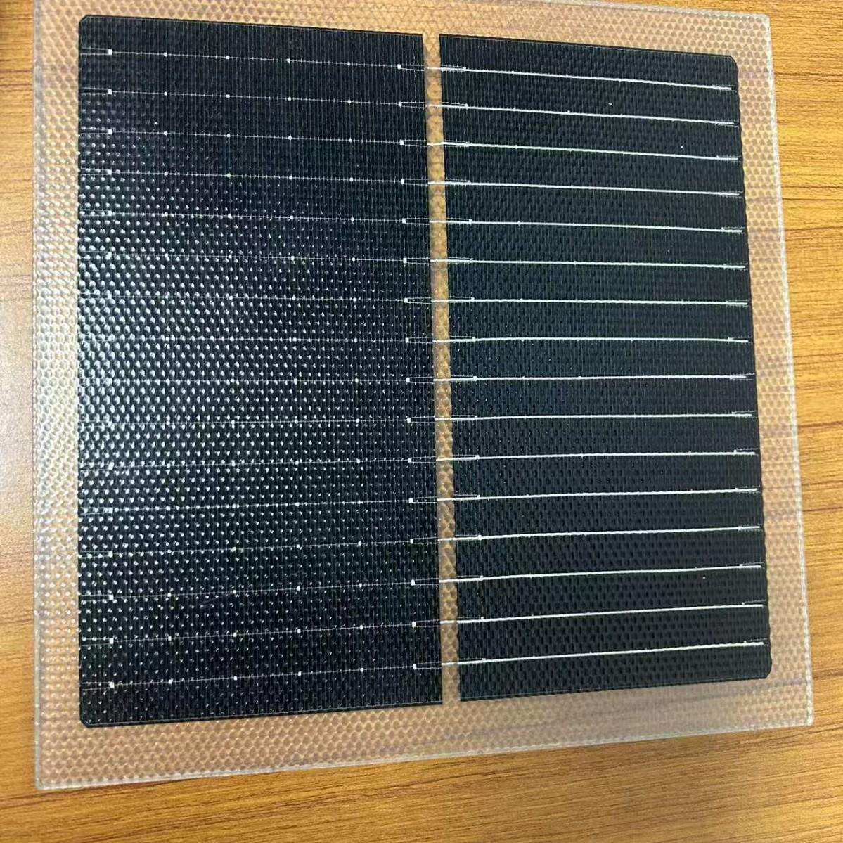 工厂生产太阳能光伏板采用新款材料更好保护电池片延迟使用寿命