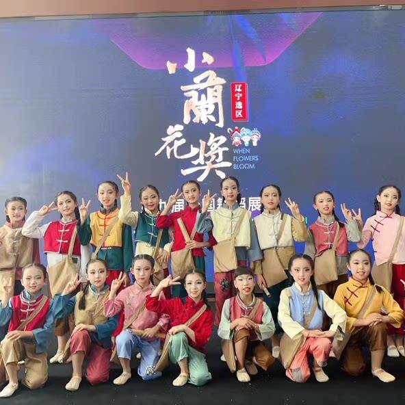 歌声在那时舞蹈服小报童的歌黎明前送达卖报歌童年的味道演出服