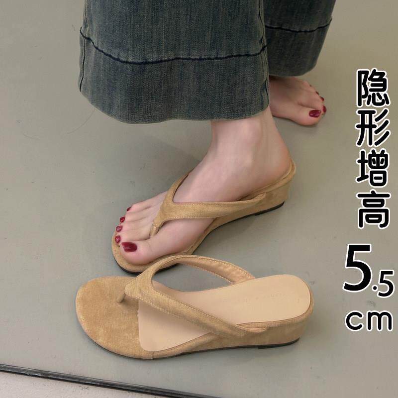 香港真皮坡跟夹脚人字拖鞋女夏外穿2026新款配裙子凉拖鞋高跟凉鞋