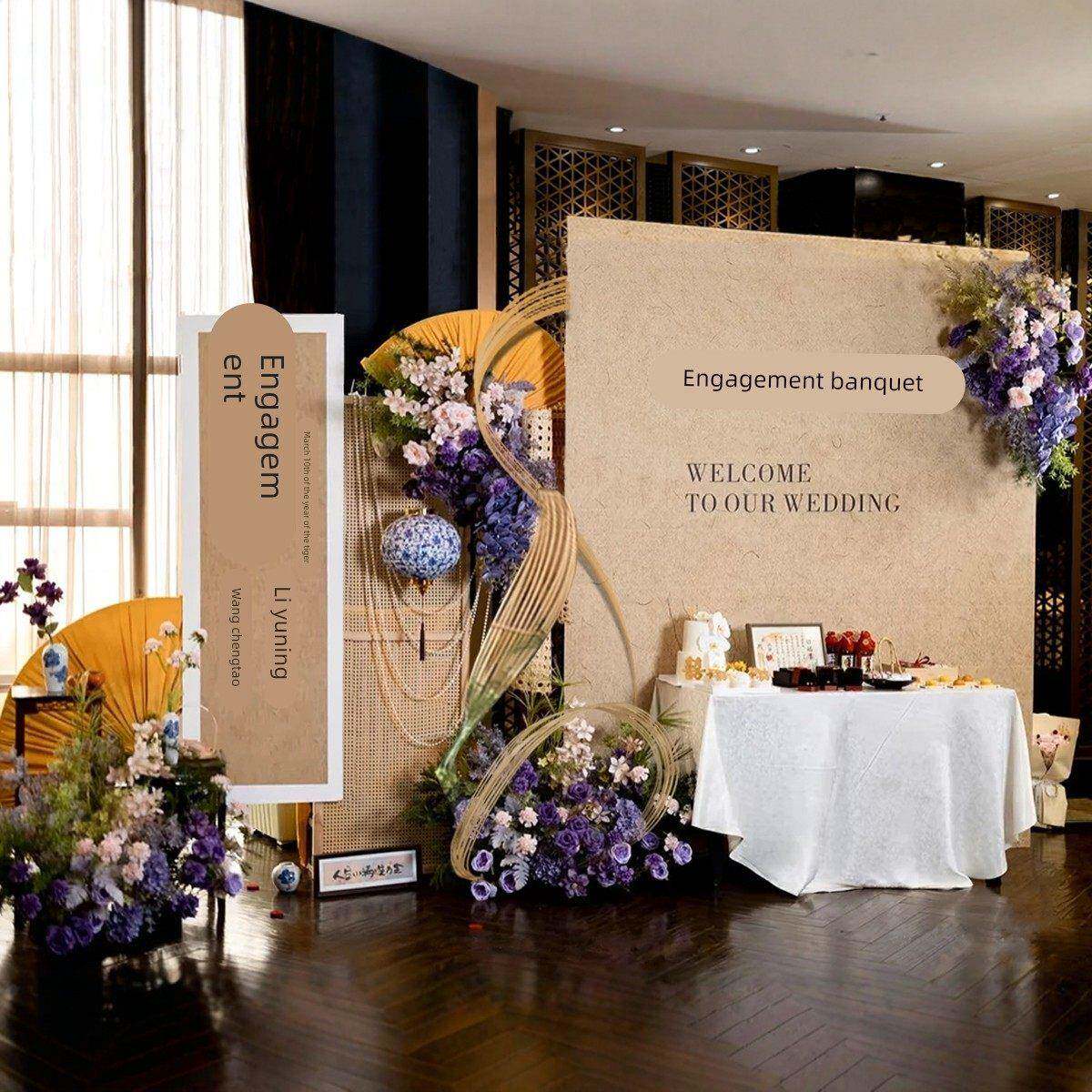 婚宴布置简单、典雅，有仪式感。高端装饰，香槟色Kt板背景墙，全