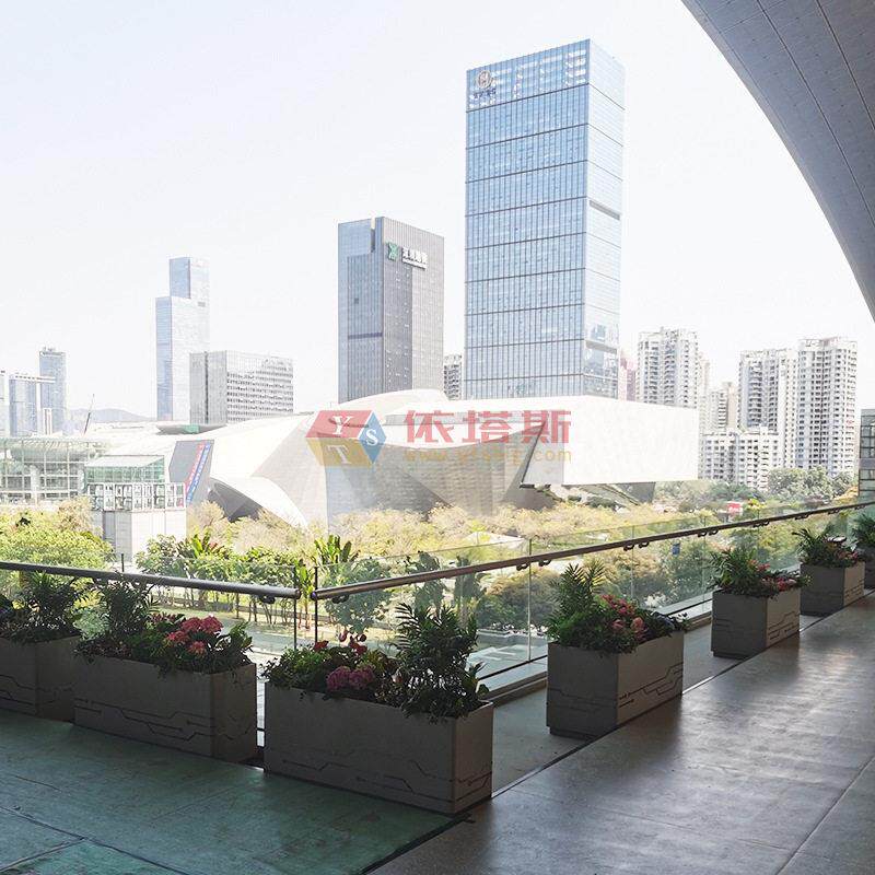 依塔斯深圳工业展览馆天桥广场镀锌板长方形烤漆花箱不锈钢花槽