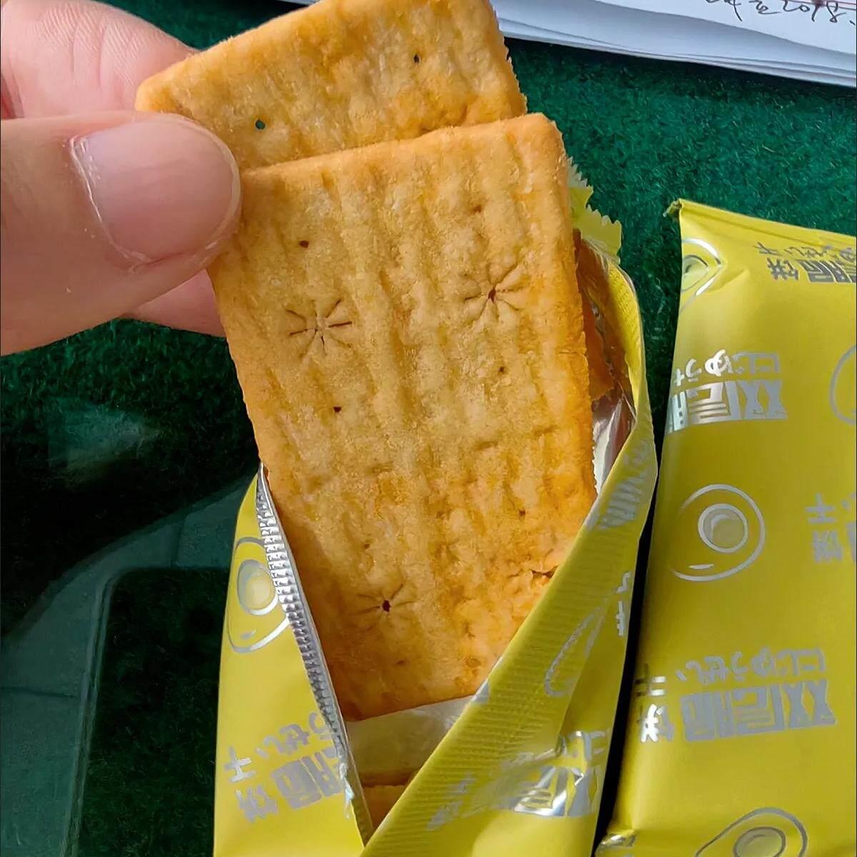 咸蛋黄肉松双层脆饼干 干榴莲夹心咸香薄脆饼干 干下午茶休闲 解