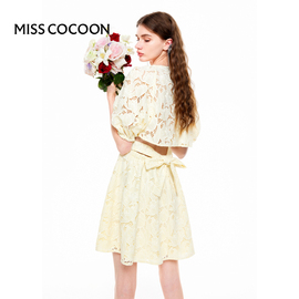 MISSCOCOON花园度假24夏季蕾丝绣花后背镂空嫩黄色连衣裙