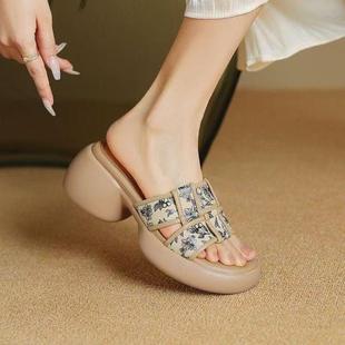 复古一字型凉拖粗跟松糕杏色露趾凉鞋 夏季 时尚 外穿厚底绣花女拖鞋