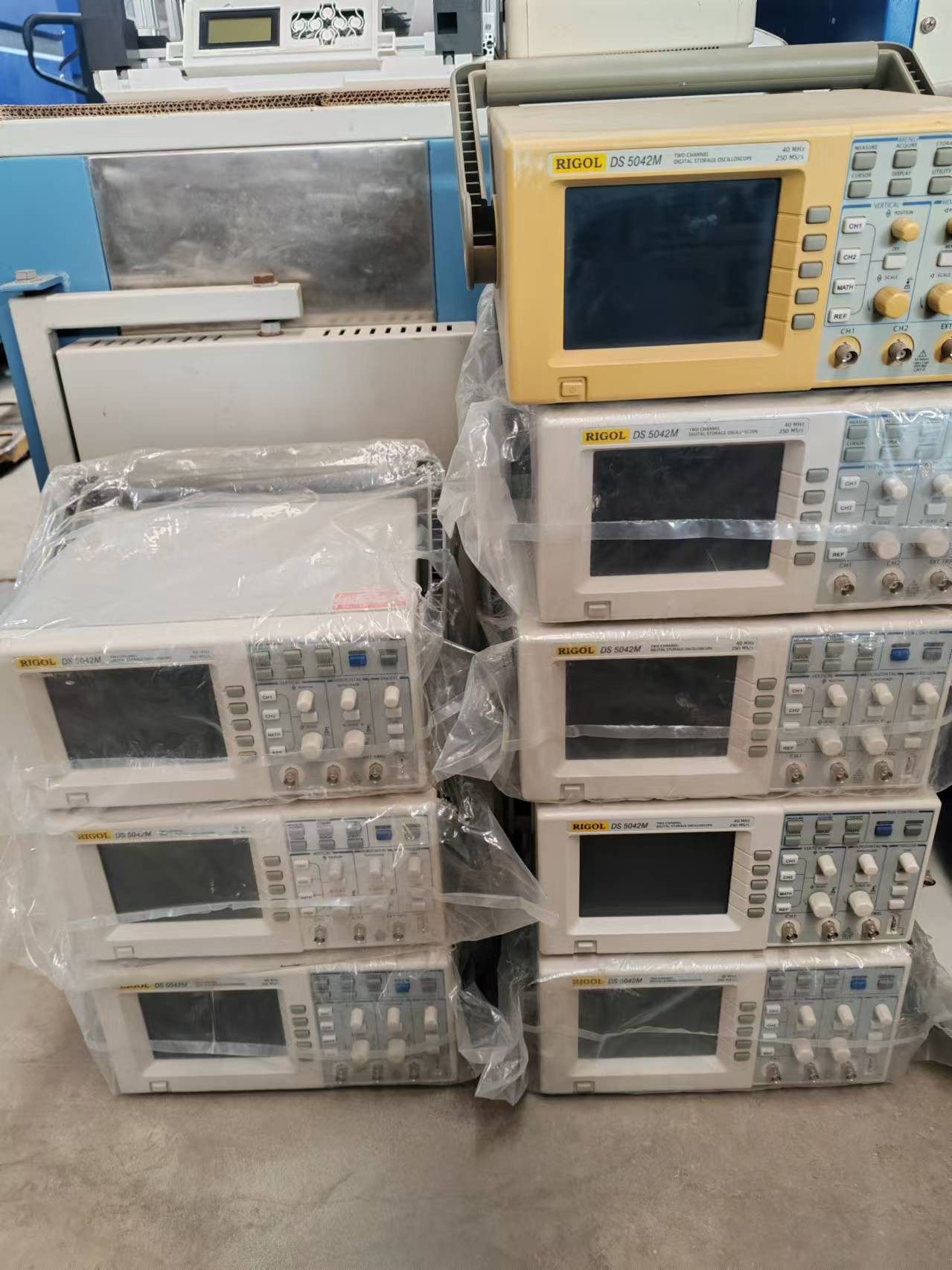 普源示波器。数字示波器，DS5042M型，共有8个，成色如图