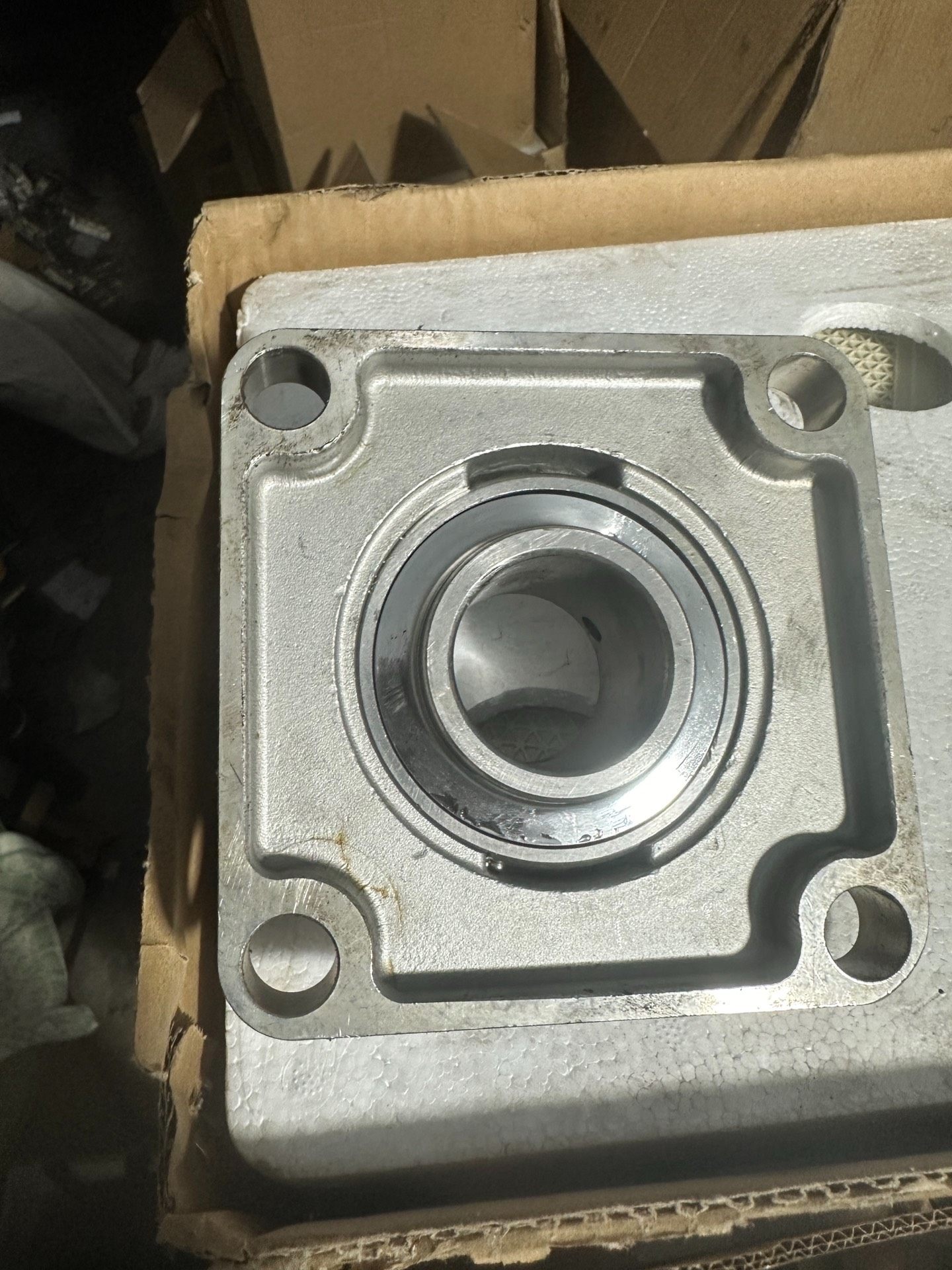 拆机百十个轴承座，坐板铝合金，轴承不锈钢，基本新的，没怎么用