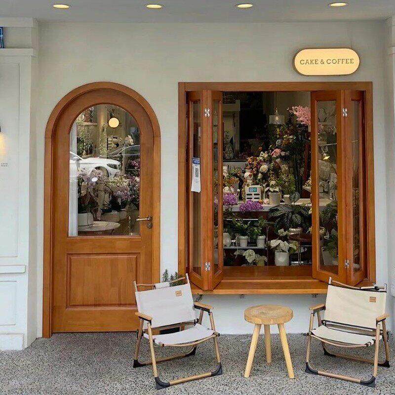 采购产品定制原木风格的窗口折叠滑动门和窗口花店甜品店服装店阳
