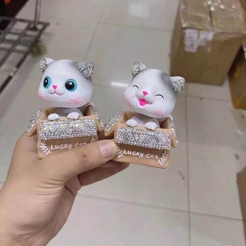 镶钻可爱小猫咪汽车摆件创意车内摇头摆件萌宠仿真车载装饰品
