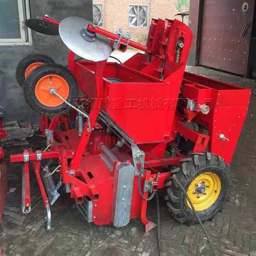 座驾式土豆种植机单垄双行马铃薯播种机覆膜种植施肥一体机