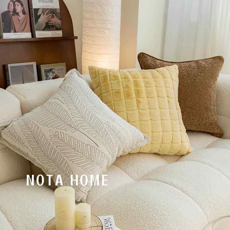 2025新款网红毛绒抱枕沙发客厅懒人睡觉靠枕车用超柔软高级感靠垫