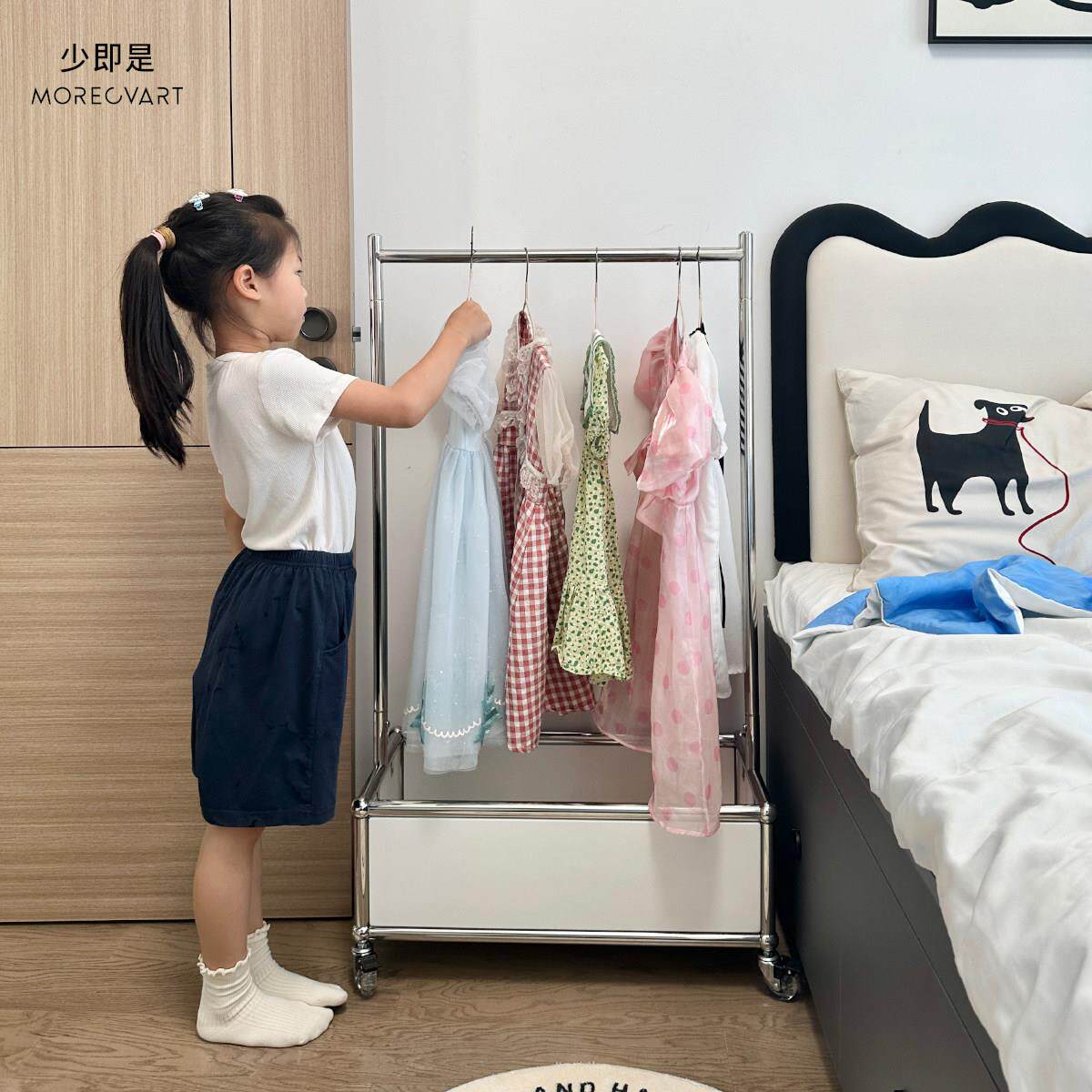 儿童挂衣架卧室家用带轮可移动衣帽架中古风衣篮不锈钢落地衣架