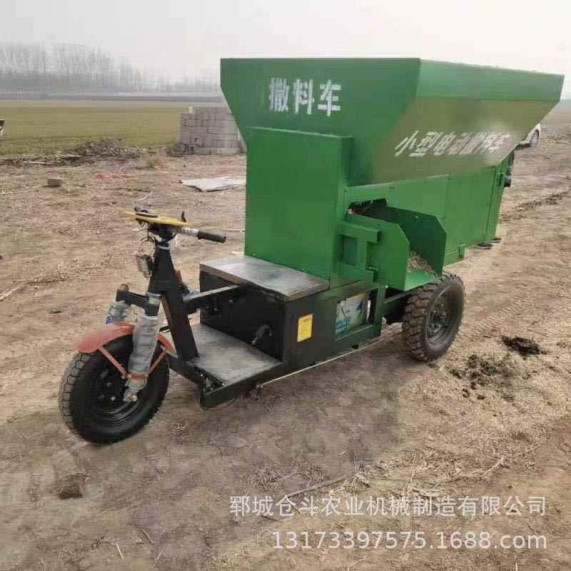 牛羊圈舍通道喂料车电动环保型畜牧养殖喂料车小型电动撒料车