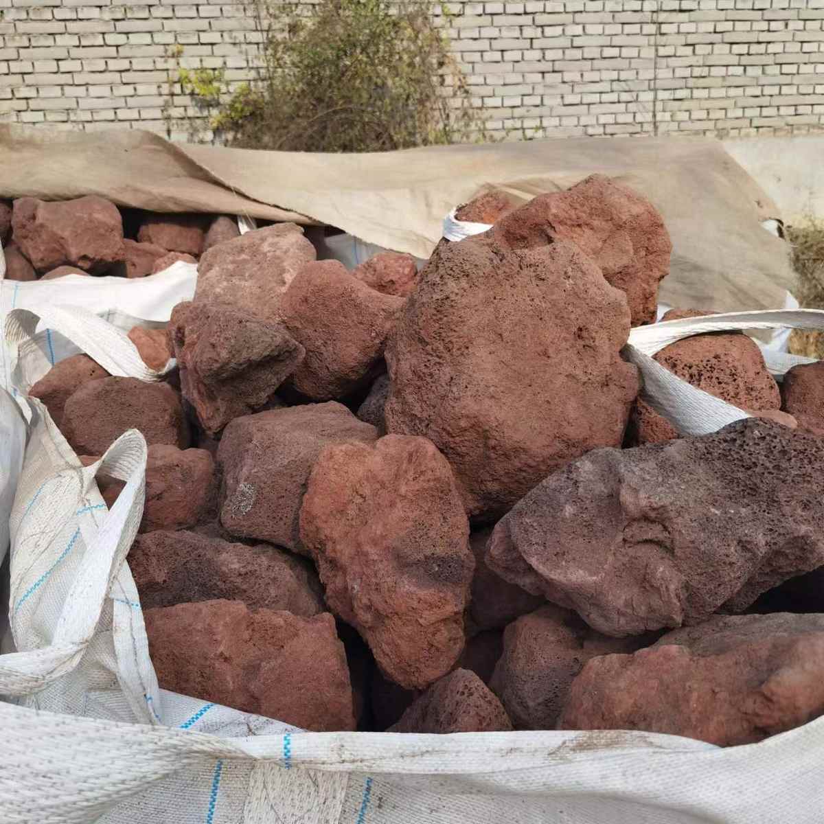 批发大块造景火山石水处理人工湿地用火山岩滤料生物池填料火山石