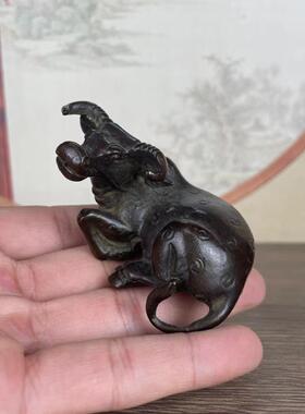 新款直销精品仿黄铜色牛摆件桌面茶桌小摆件茶道茶宠合金铜生肖牛
